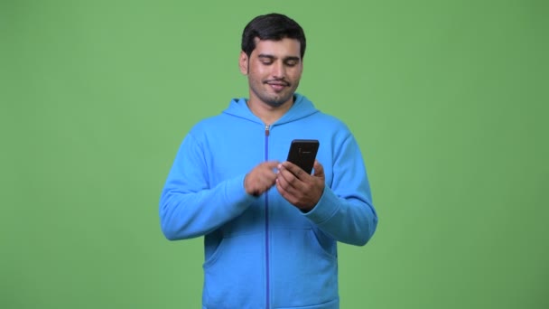 Knappe Perzisch jongeman met behulp van de telefoon — Stockvideo