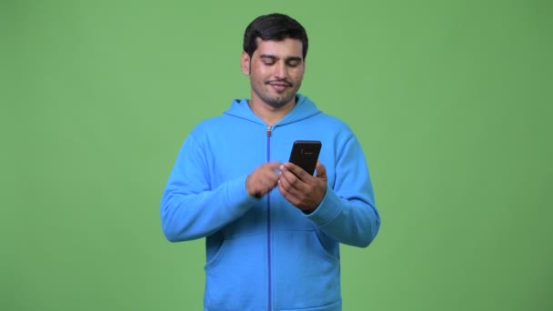 Jeune bel homme persan utilisant le téléphone — Video