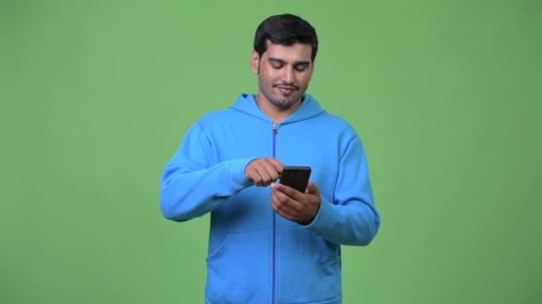 Joven hombre persa guapo usando el teléfono — Vídeos de Stock