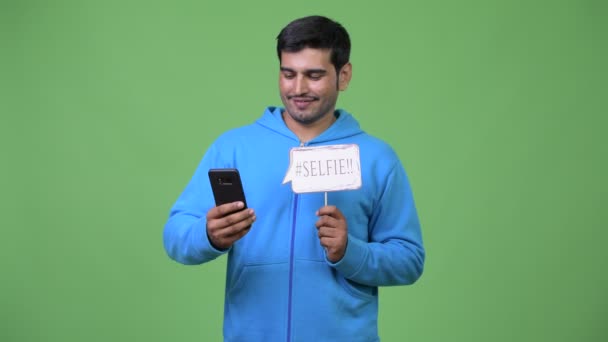 Joven hombre persa guapo usando el teléfono — Vídeos de Stock