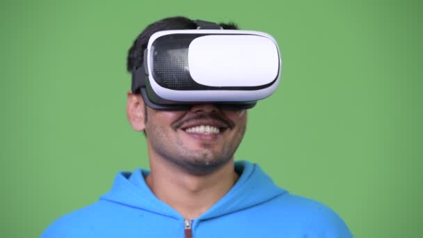 Knappe Perzisch jongeman met behulp van virtual reality headset — Stockvideo