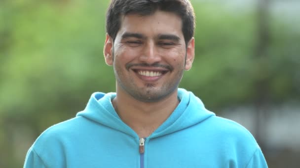 Junger glücklicher persischer Mann im Freien — Stockvideo