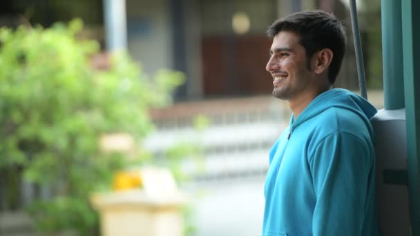 Junger hübscher persischer Mann im Freien — Stockvideo