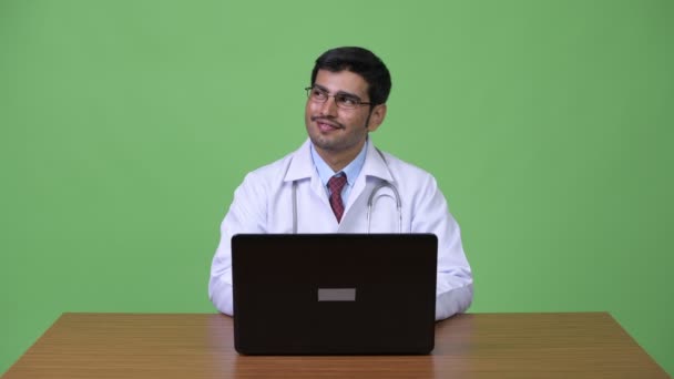 Genç yakışıklı Farsça adam doktor dizüstü bilgisayar kullanarak — Stok video