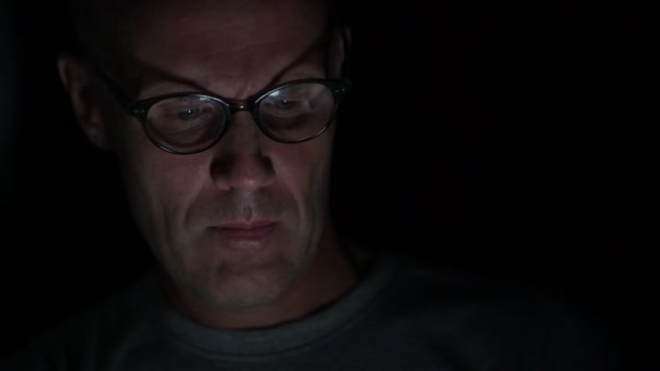 Człowiek za pomocą cyfrowego tabletu w nocy — Wideo stockowe