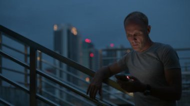 Olgun İskandinav adam şehir görüntüsü telefonunuzu kullanırken düşünme