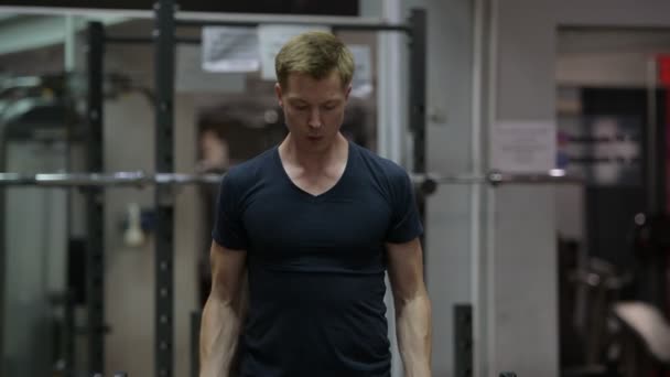 Man doet biceps curl op sportschool — Stockvideo