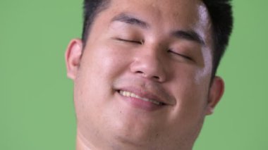 Genç yakışıklı yeşil arka plan Asian adam kilolu