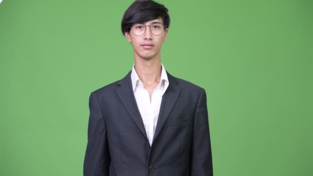 緑の背景にクロマキーに対して若いアジア系のビジネスマンのスタジオ撮影 — ストック動画