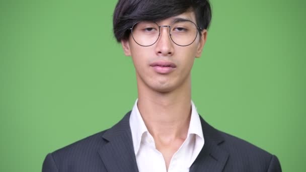 Молодий щасливі азіатських бізнесмен посміхається — стокове відео