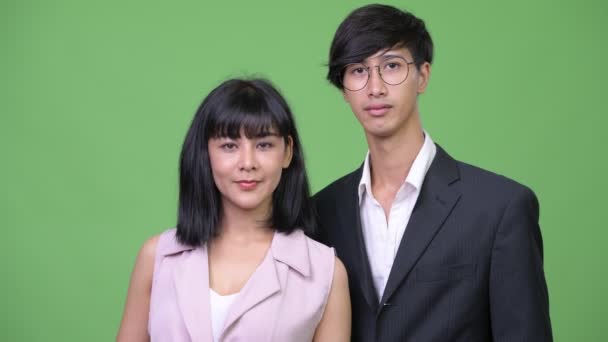 Para młoda szczęśliwa azjatycki biznes uśmiechający się razem — Wideo stockowe