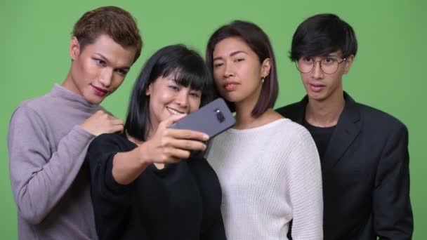 Gruppo di amici asiatici felici prendendo selfie insieme — Video Stock