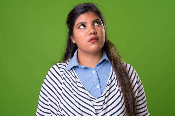 Jovem com sobrepeso bela empresária indiana contra fundo verde — Fotografia de Stock