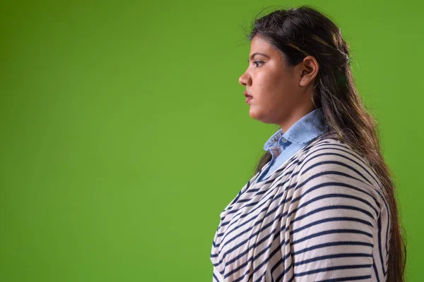 Jonge overgewicht prachtige Indiase zakenvrouw tegen groene achtergrond — Stockfoto