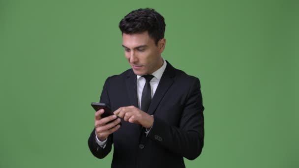 緑の背景に若いハンサムなヒスパニック系実業家 — ストック動画