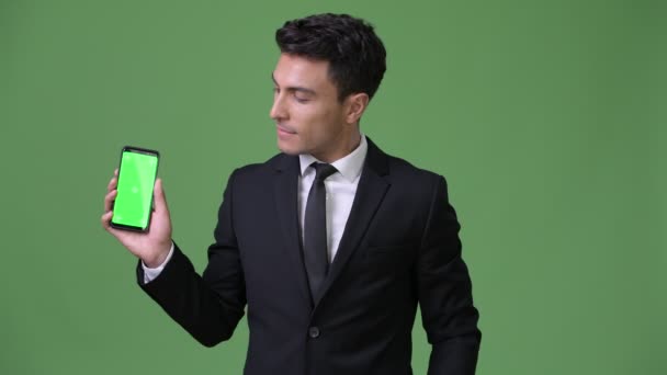 工作室拍摄的年轻英俊的西班牙商人反对色度键与绿色背景 — 图库视频影像