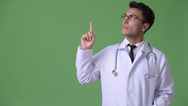 Jeune bel homme hispanique médecin sur fond vert — Video