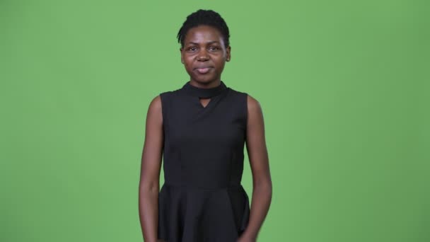 Junge schöne afrikanische Geschäftsfrau mit verschränkten Armen — Stockvideo