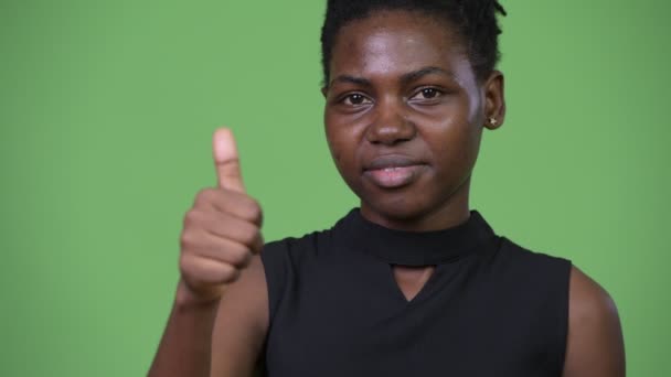 Jeune belle femme d'affaires africaine donnant pouces vers le haut — Video