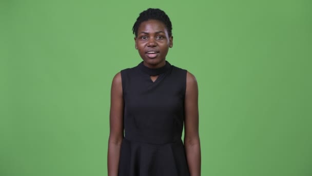 Jeune belle femme d'affaires africaine à la recherche excitée — Video