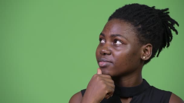 Junge schöne afrikanische Geschäftsfrau denkt — Stockvideo