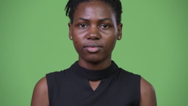 Jonge mooie Afrikaanse zakenvrouw die betrekking hebben op oren als drie verstandig apen concept — Stockvideo