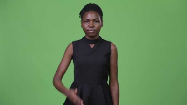 Молодая красивая африканская бизнесвумен, прикрывающая глаза, как концепция трех мудрых обезьян — стоковое видео
