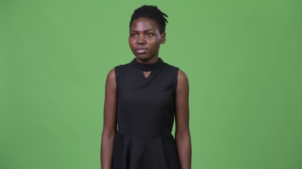 Unga vackra afrikanska affärskvinna som inte vill se något — Stockvideo