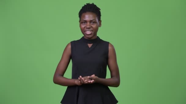 Joven hermosa mujer de negocios africana presentando algo — Vídeos de Stock