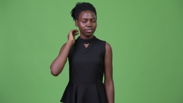 Fiatal hangsúlyozta afrikai üzletasszony, miután a nyaki fájdalom — Stock videók