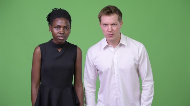Due giovani coppie di lavoro multietniche insieme — Video Stock