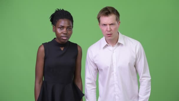 Dvě mladé mnohonárodnostní obchodních pár zmateně dohromady — Stock video