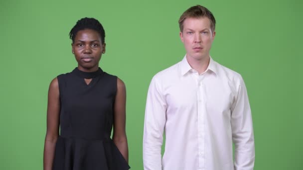 Dos jóvenes parejas de negocios multiétnicos que tienen diferentes opciones juntos — Vídeos de Stock