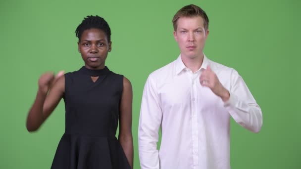 İki genç çok etnik gruptan oluşan iş çift farklı seçenekler yiyorsunuz — Stok video