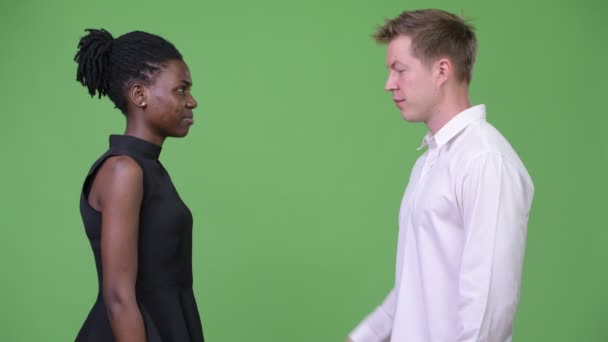 Birlikte el sıkışan iki genç çok etnik gruptan oluşan iş çift — Stok video