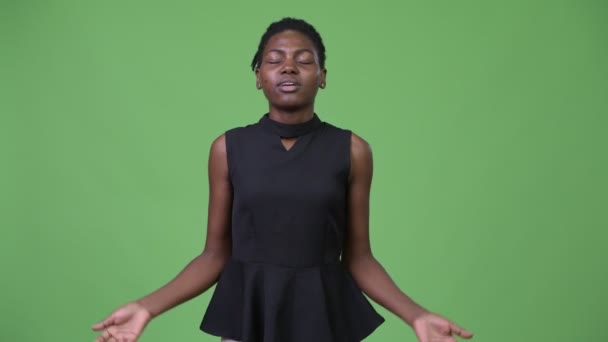 Joven hermosa mujer de negocios africana relajarse con los ojos cerrados — Vídeos de Stock