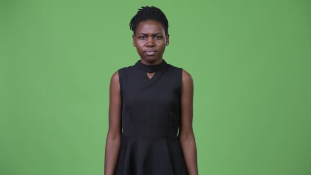 Joven mujer de negocios africana enojada mostrando el dedo medio — Vídeos de Stock