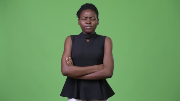 Fiatal dühös afrikai üzletasszony, keresztbe — Stock videók