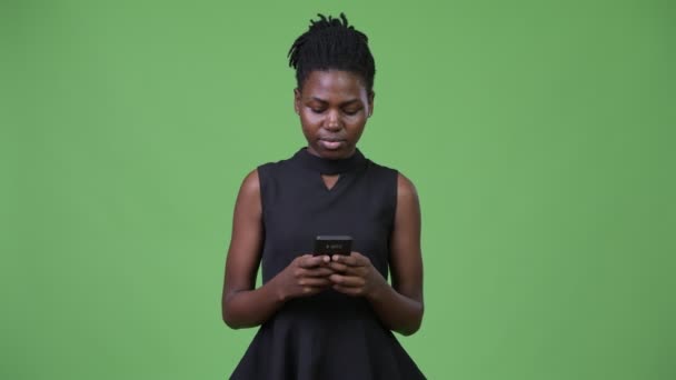 Jeune belle femme d'affaires africaine utilisant le téléphone — Video