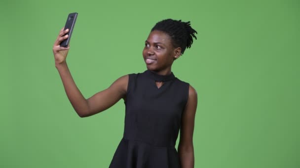 Jeune belle femme d'affaires africaine prenant selfie — Video