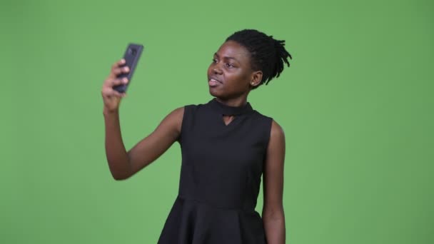 Unga vackra afrikanska affärskvinna tar selfie — Stockvideo