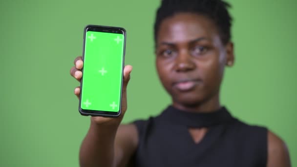 Молодая красивая африканская бизнесвумен показывает телефон — стоковое видео