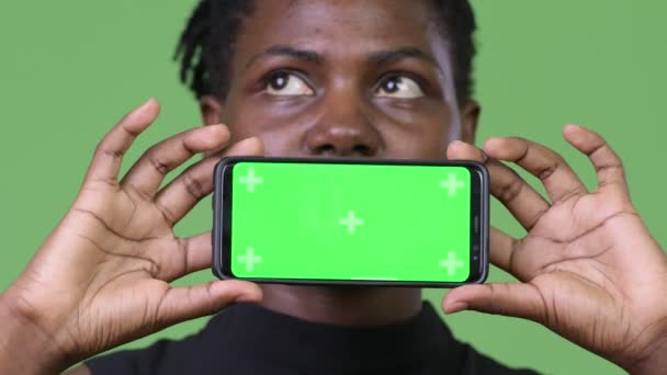 Genç güzel Afrika işkadını gösteren telefon — Stok video