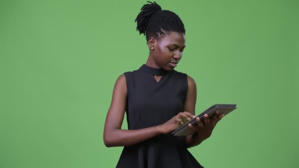 Giovane bella donna d'affari africana utilizzando tablet digitale — Video Stock