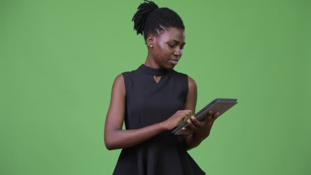 Mladé krásné africké podnikatelka pomocí digitálních tabletu — Stock video