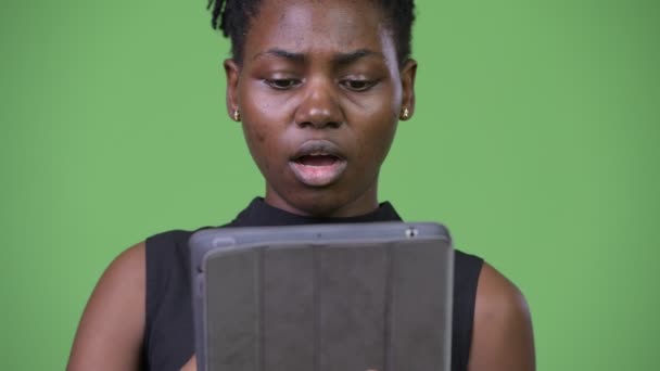 Jovem bela empresária africana usando tablet digital — Vídeo de Stock