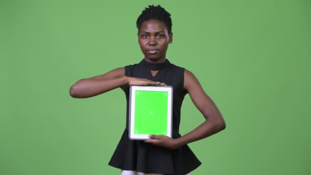 Giovane bella donna d'affari africana mostrando tablet digitale — Video Stock