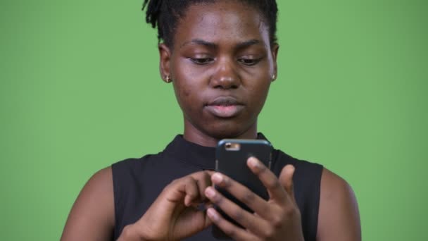 Unga vackra afrikanska affärskvinna med telefon — Stockvideo