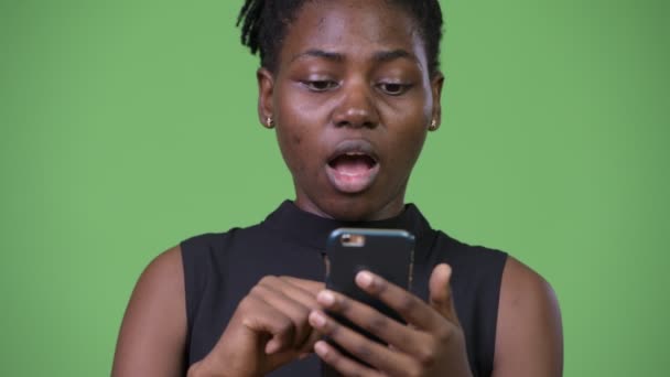 Joven hermosa mujer de negocios africana utilizando el teléfono — Vídeos de Stock