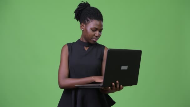 Νέοι όμορφη αφρικανική επιχειρηματίας που χρησιμοποιούν φορητό υπολογιστή — Αρχείο Βίντεο